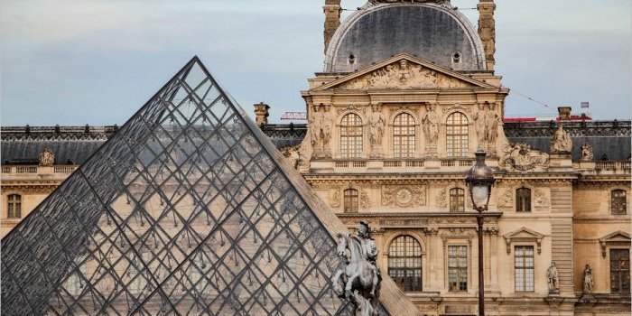 Le Louvre à travers le temps... en nocturne