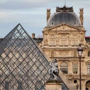 Le Louvre à travers le temps... en nocturne