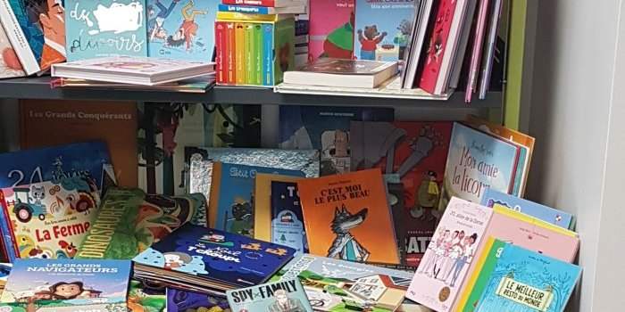 Remise à l'hôpital Necker des livres pour enfant